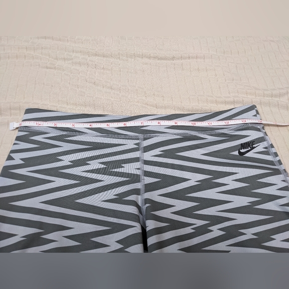 Nike Women's All Over Print AOP Striped Leggings Small Gray - Picture 8 of 9